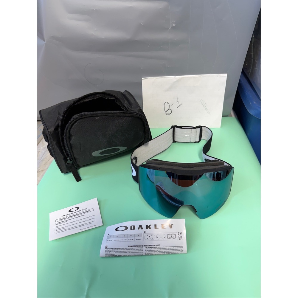 Oakley Flight Path L Snow Goggles Black Prizm Sapphire Iridium Lens OO7110